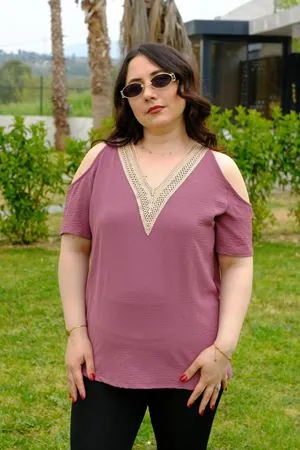 RENKTE GENİŞ KESİM OMUZLARI DEKOLTELİ GÜL BLUZ