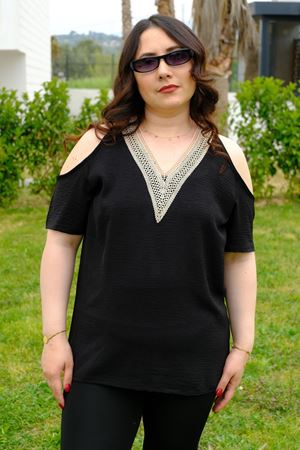 RENKTE GENİŞ KESİM OMUZLARI DEKOLTELİ SİYAH BLUZ