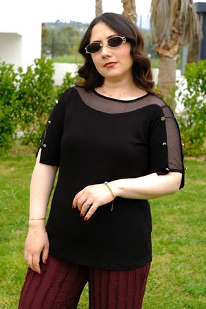 RENKTE GENİŞ KESİM OMUZU FİLELİ DÜĞMELİ BLUZ