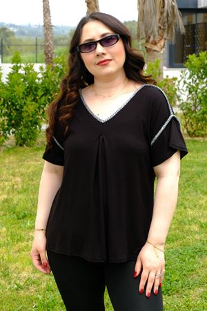 RENKTE BÜYÜK BEDEN PARILTI BİYE DETAYLI BLUZ