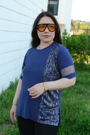 RENKTE BÜYÜK BEDEN LACİVERT VARAK DETAY BLUZ