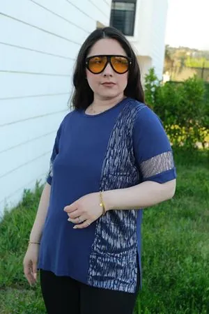 RENKTE BÜYÜK BEDEN LACİVERT VARAK DETAY BLUZ