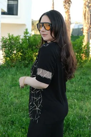 RENKTE BÜYÜK BEDEN SİYAH TÜL VE VARAK DETAY BLUZ