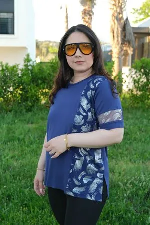 RENKTE BÜYÜK BEDEN LACİVERT TÜL VE VARAK DETAY BLUZ
