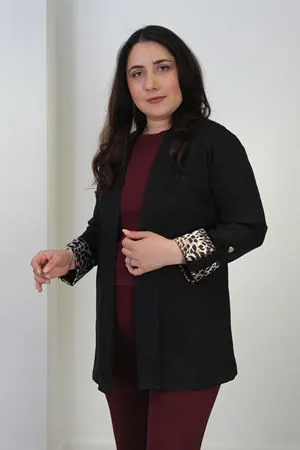 RENKTE BÜYÜK BEDEN LEOPAR DETAYLI SİYAH BLAZER CEKET