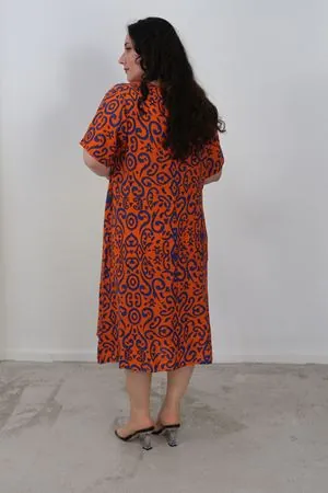 RENKTE BÜYÜK BEDEN GENİŞ KESİM DESENLİ ELBİSE