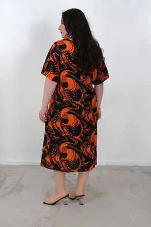 RENKTE BÜYÜK BEDEN GENİŞ KESİM DESENLİ ELBİSE