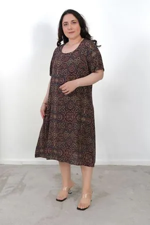 RENKTE BÜYÜK BEDEN GENİŞ KESİM DESENLİ ELBİSE