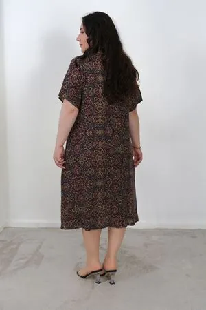 RENKTE BÜYÜK BEDEN GENİŞ KESİM DESENLİ ELBİSE