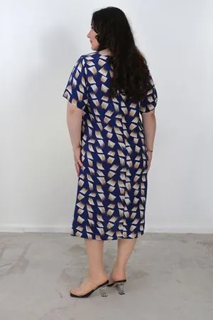 RENKTE BÜYÜK BEDEN GENİŞ KESİM DESENLİ ELBİSE