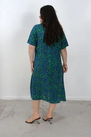 RENKTE BÜYÜK BEDEN GENİŞ KESİM DESENLİ ELBİSE