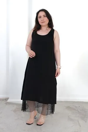 RENKTE BÜYÜK BEDEN FİLELİ GÜL DETAYLI ELBİSE