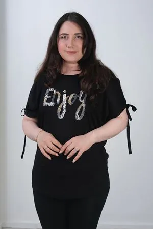 RENKTE BÜYÜK BEDEN ENJOY PULLU NAKIŞLI BLUZ