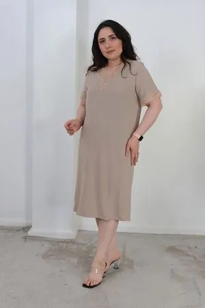 RENKTE BÜYÜK BEDEN GÜPÜR YAKALI BEJ ELBİSE