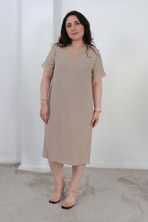 RENKTE BÜYÜK BEDEN GÜPÜR YAKALI BEJ ELBİSE