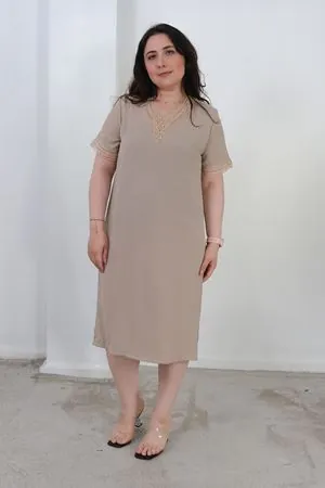 RENKTE BÜYÜK BEDEN GÜPÜR YAKALI BEJ ELBİSE