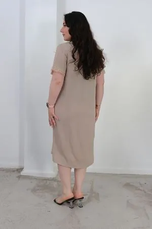 RENKTE BÜYÜK BEDEN GÜPÜR YAKALI BEJ ELBİSE