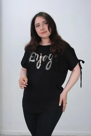 RENKTE BÜYÜK BEDEN ENJOY PULLU NAKIŞLI BLUZ