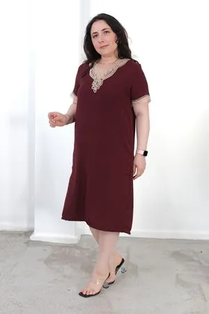 RENKTE BÜYÜK BEDEN GÜPÜR YAKALI BORDO ELBİSE