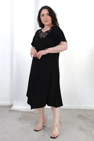 RENKTE BÜYÜK BEDEN DANTEL YAKA GENİŞ KESİM SİYAH ELBİSE