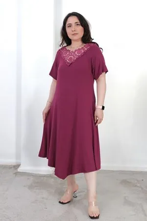 RENKTE BÜYÜK BEDEN DANTEL YAKA GENİŞ KESİM MÜRDÜM ELBİSE