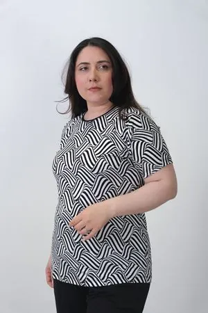 RENKTE BÜYÜK BEDEN DESENLİ ESNEK BLUZ