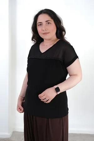 RENKTE BÜYÜK BEDEN ŞİFON ROBALI İNCİLİ BLUZ