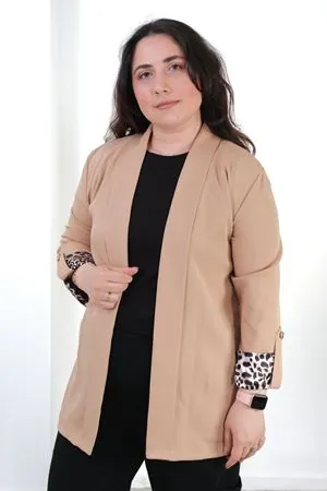 RENKTE BÜYÜK BEDEN LEOPAR DETAYLI SÜTLÜ KAHVE BLAZER CEKET
