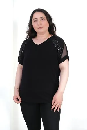 RENKTE BÜYÜK BEDEN OMUZU PİLE ZARA PULLU SİYAH BLUZ