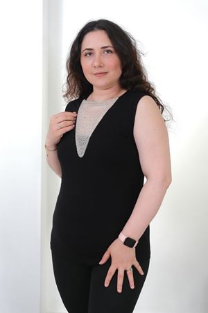RENKTE BÜYÜK BEDEN BONCUK YAKALI KOLSUZ SİYAH BLUZ