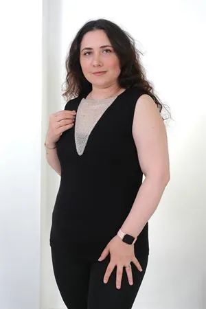 RENKTE BÜYÜK BEDEN BONCUK YAKALI KOLSUZ SİYAH BLUZ