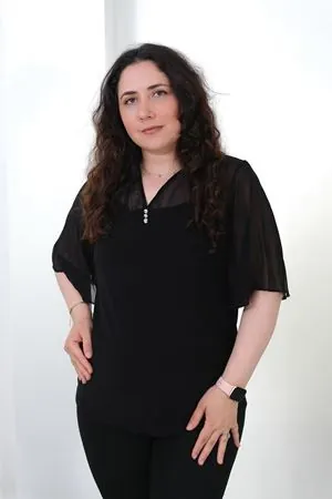 RENKTE BÜYÜK BEDEN ŞİFON KOLLU DÜĞMELİ SİYAH BLUZ