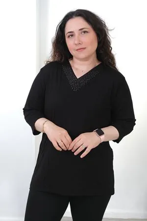 RENKTE V YAKA TAŞLI KAPRİ KOL ESNEK SİYAH BLUZ