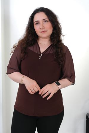 RENKTE BÜYÜK BEDEN ŞİFON KOLLU DÜĞMELİ KAHVERENGİ BLUZ