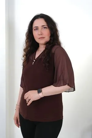 RENKTE BÜYÜK BEDEN ŞİFON KOLLU DÜĞMELİ KAHVERENGİ BLUZ