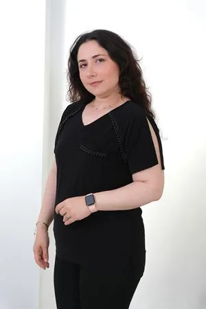 RENKTE BÜYÜK BEDEN İNCİLİ KOLLARI YIRTMAÇLI SANDY SİYAH BLUZ