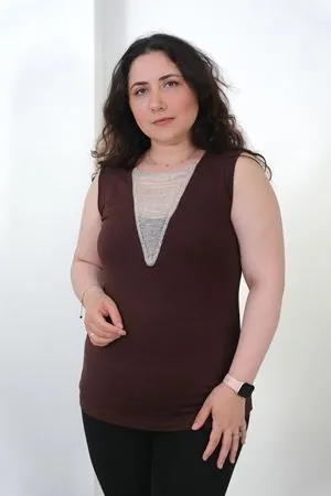 RENKTE BÜYÜK BEDEN BONCUK YAKALI KOLSUZ KAHVERENGİ BLUZ