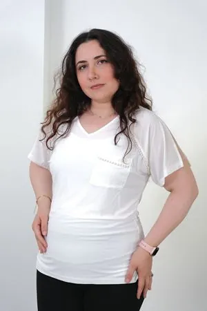RENKTE BÜYÜK BEDEN İNCİLİ KOLLARI YIRTMAÇLI SANDY BEYAZ BLUZ
