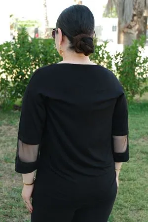 RENKTE BÜYÜK BEDEN YAKASI VE KOLLARI TAŞLI SİYAH BLUZ