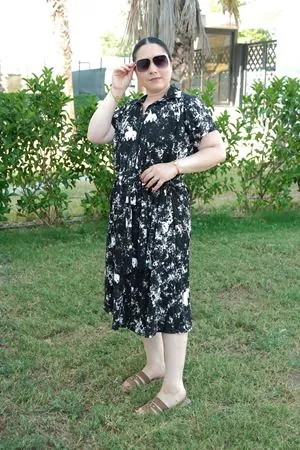 RENKTE BÜYÜK BEDEN SOYUT DESENLİ GÖMLEK YAKA KUŞAKLI MİDİ BOY ELBİSE