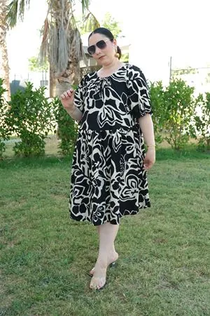 RENKTE BÜYÜK BEDEN SOYUT DESENLİ BAĞLAMALI YAKA KISA KOLLU MİDİ ELBİSE