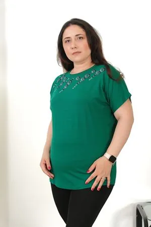 RENKTE BÜYÜK BEDEN PULLU SİMLİ HALKA NAKIŞLI YEŞİL BLUZ