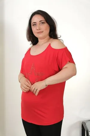 RENKTE BÜYÜK BEDEN OMZU ZİNCİR DETAY KIRMIZI BLUZ