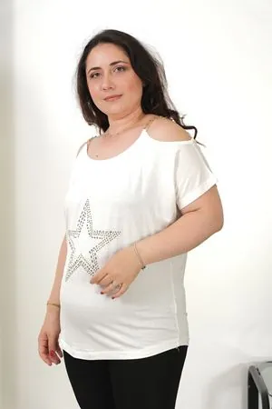 RENKTE BÜYÜK BEDEN OMZU ZİNCİR DETAY BEYAZ BLUZ