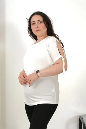 RENKTE BÜYÜK BEDEN KOL İPLİ İNCİLİ BEYAZ BLUZ