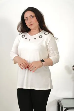 RENKTE BÜYÜK BEDEN YAKASI HALKA TAŞLI BEYAZ BLUZ