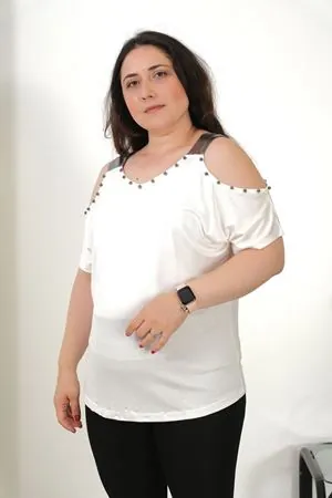 RENKTE BÜYÜK BEDEN OMUZ DEKOLTELİ GARNİLİ BEYAZ BLUZ