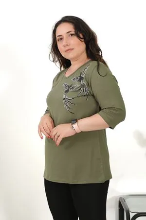 RENKTE BÜYÜK BEDEN KUŞ TAŞLI YEŞİL BLUZ