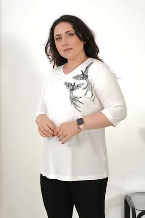 RENKTE BÜYÜK BEDEN KUŞ TAŞLI BEYAZ BLUZ