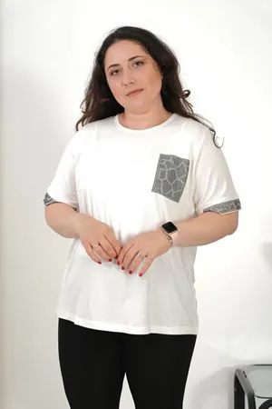 RENKTE BÜYÜK BEDEN CEP VE KOLU TAŞLI BEYAZ BLUZ